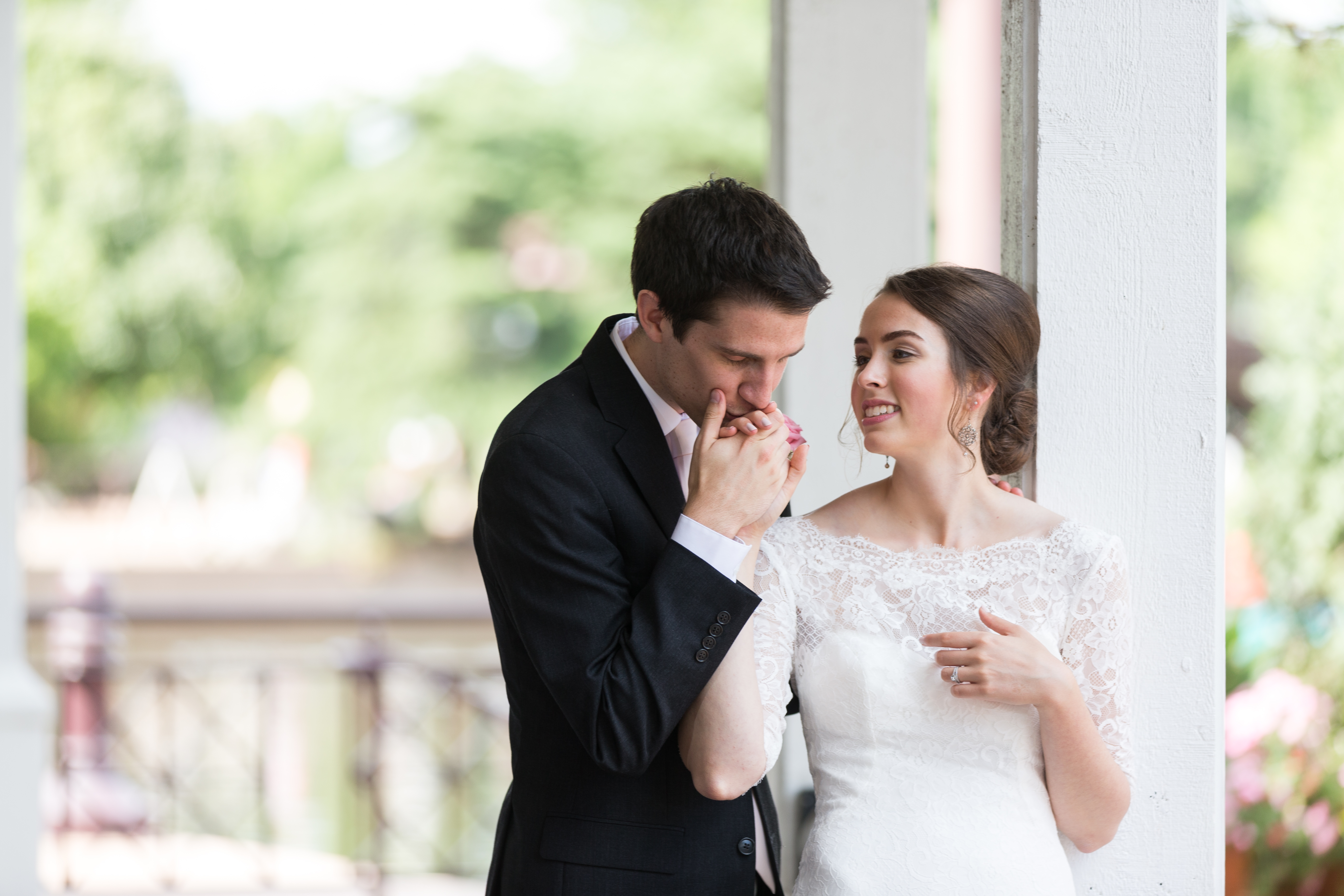 wedding-photo-kissing-hand